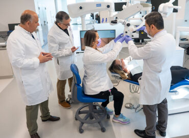 dentists-working-together-750x500